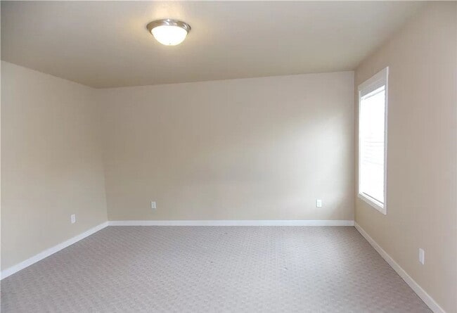 Building Photo - 3 bedroom town home in perfect location