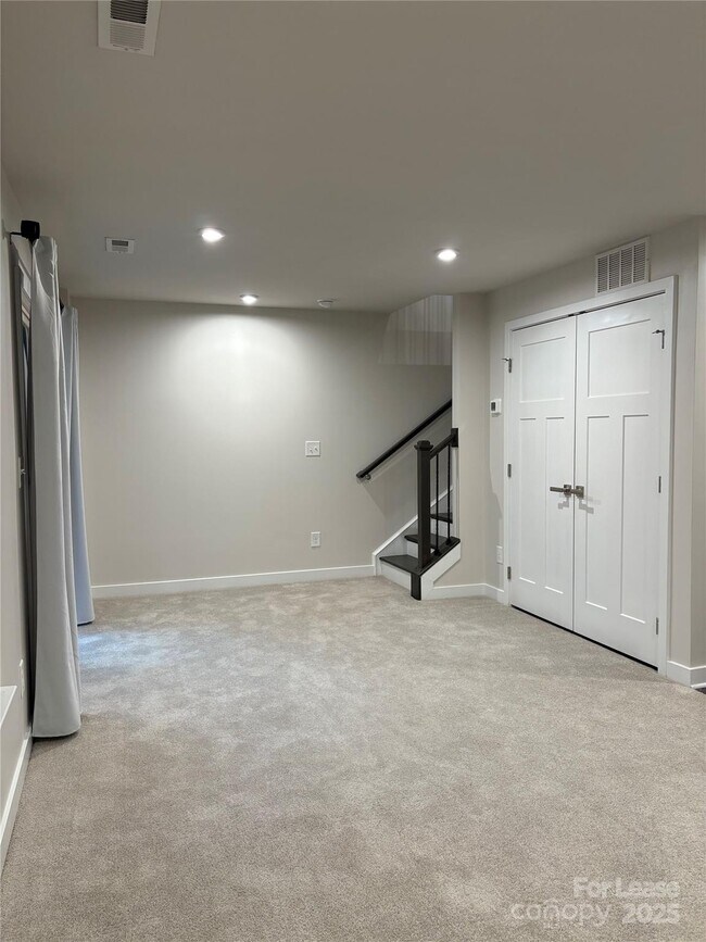 Building Photo - 1708 Town Oak Ln