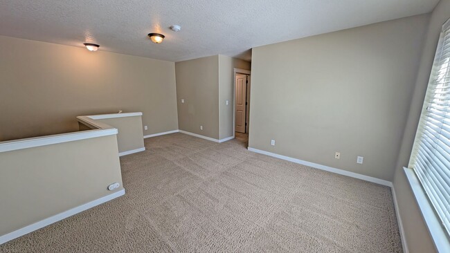 Building Photo - 2 bedroom 2.5 bath townhouse