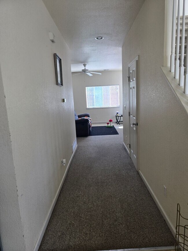 Building Photo - Three-bedroom condo in Denver boasts a lar...