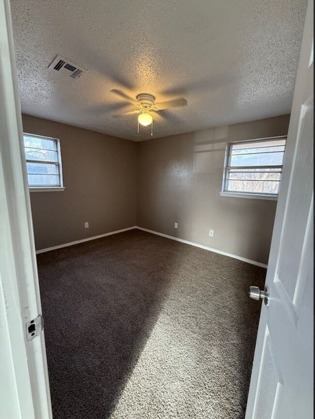 Building Photo - 4 BedroomHome Available!