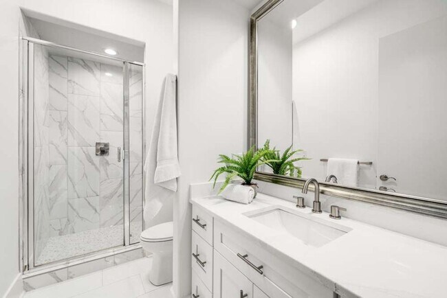Building Photo - Renovated Corner Condo, Move-In Ready!