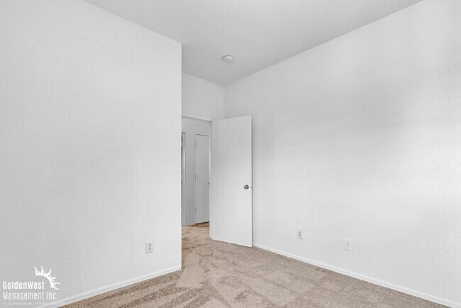 Building Photo - Updated 3Bdm 2Ba Home in Surprise!