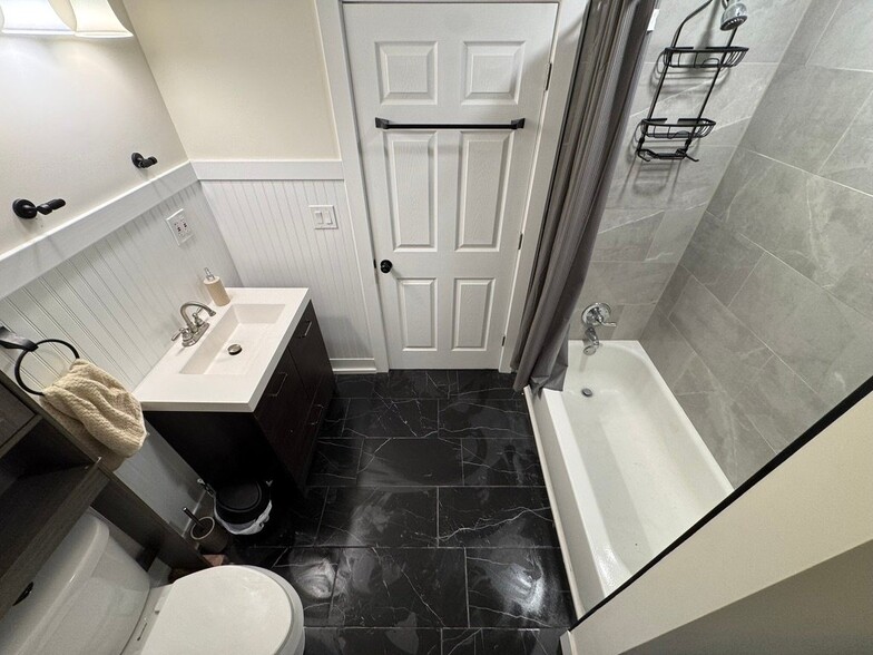 Building Photo - 220 W Buena Vista St