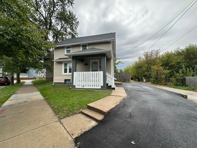 Building Photo - Renovated 2BR/1BA Rent to Own Home with Dr...