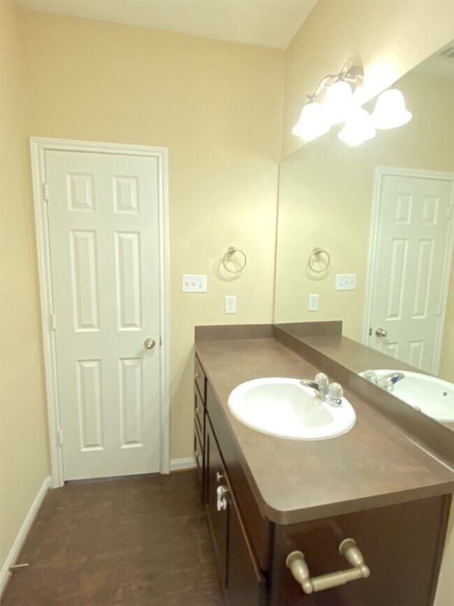 Building Photo - 618 Shady Lake Dr