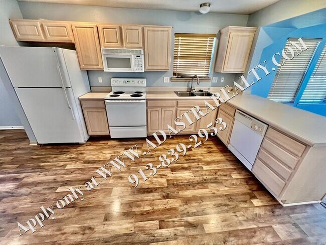 Building Photo - Spacious 3 Bed, 2 Bath, 2 Half Bath Townhome in Lee's Summit-Available NOW!!