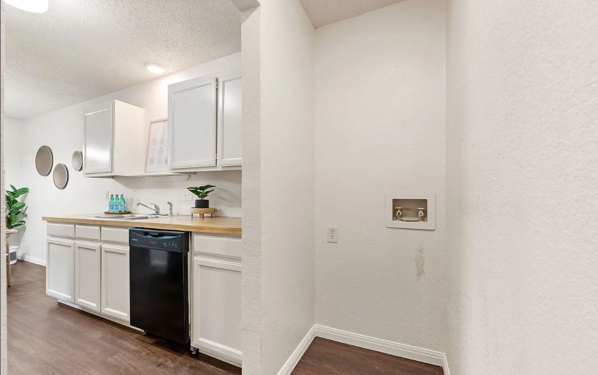 Building Photo - 6630 Parkview Ln