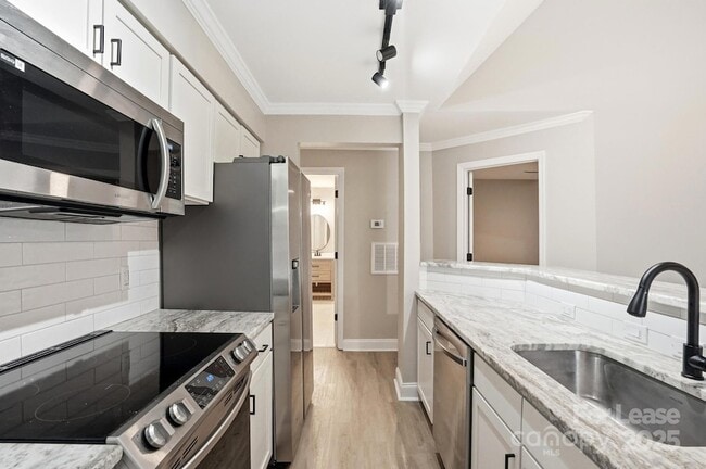 Building Photo - 2500 Cranbrook Ln