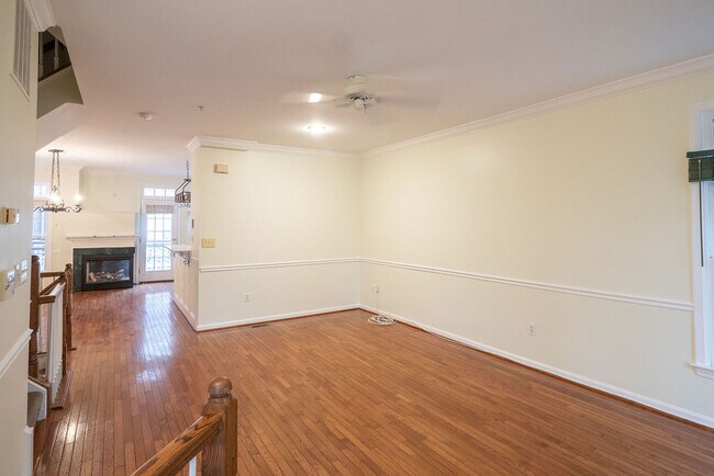 Building Photo - 719 N Vermont St