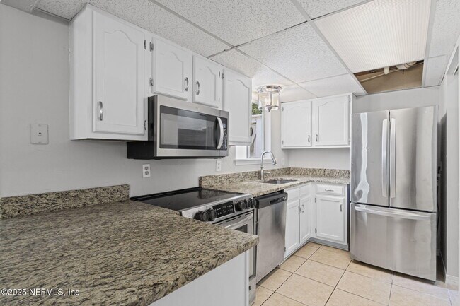 Building Photo - 2300 Twelve Oaks Dr