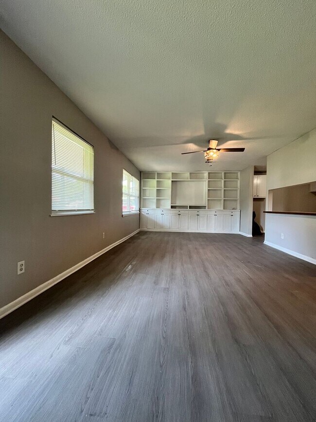 Building Photo - 203 Lynn Ln