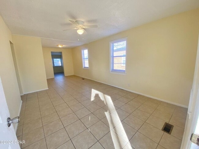 Building Photo - Home Centrally Located in Marianna, FL