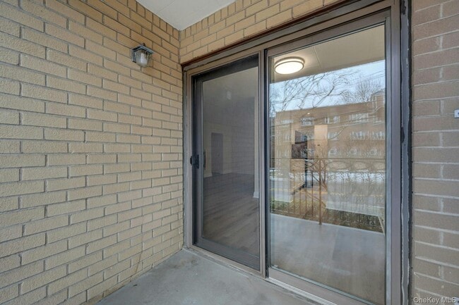 Building Photo - 505 White Plains Rd