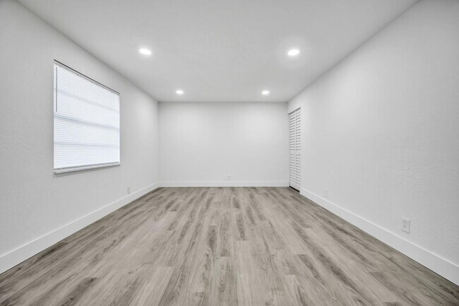 Building Photo - 1015 NE 17th Ave