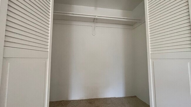 Building Photo - 3 Shadowbrook Ln