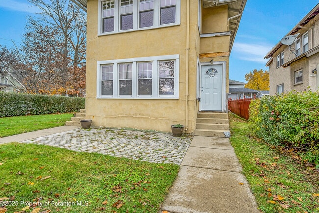 Building Photo - 1703 Green Ridge St