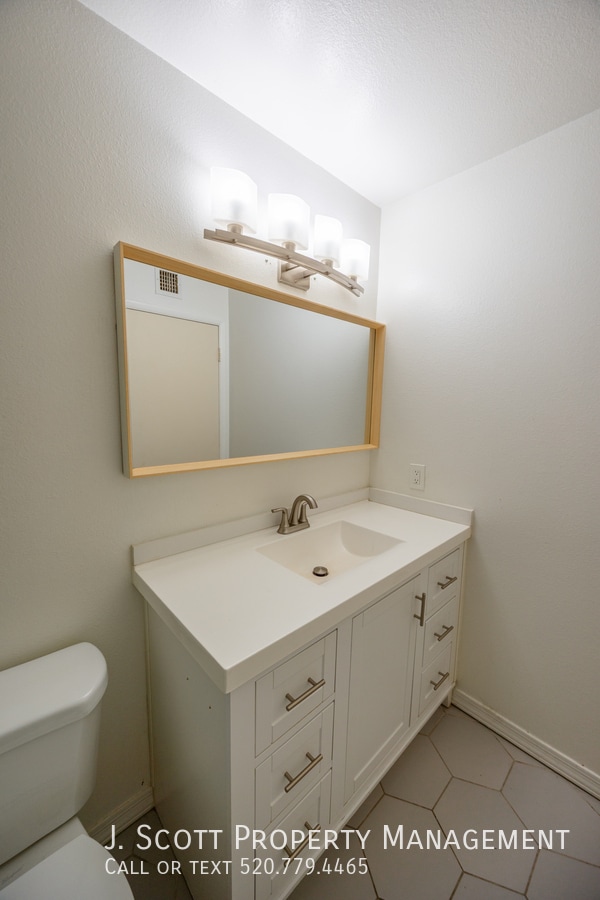 Building Photo - 1618 E Dunbar Dr