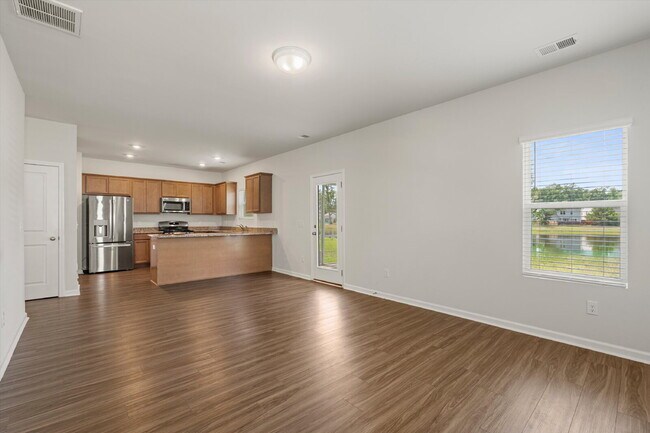 Building Photo - 4 Bedroom, 2.5 baths, with a 2 car garage located in Shell Point Farm.