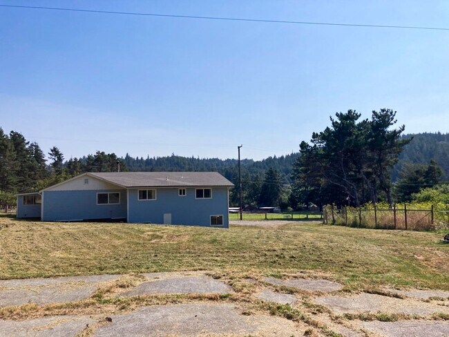 Building Photo - 193 Dana Ln