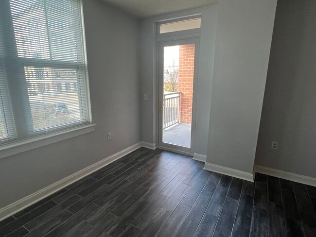 Building Photo - Bright and Modern 1 Bed 1 Bath Unit In Sou...