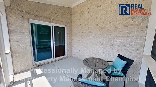 Building Photo - End Unit Townhome on One Level
