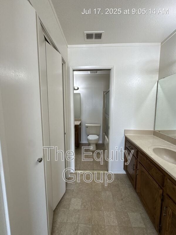 Building Photo - 722 S Linwood St