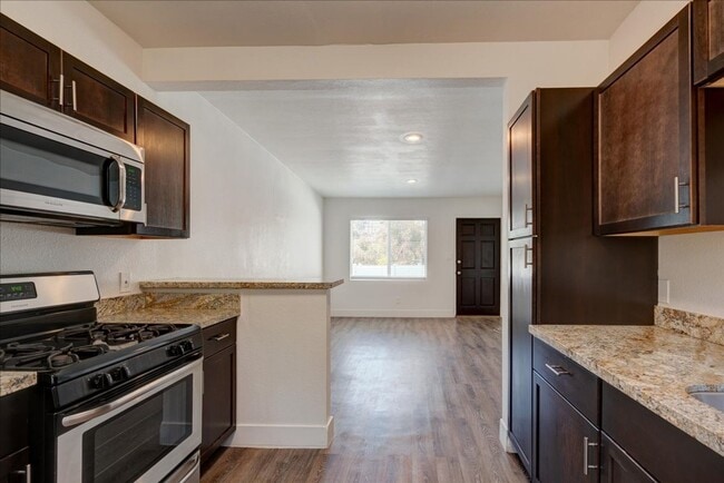 Building Photo - Golden Hill 2 Bed / 1 Bath/ 2 Parking Spac...