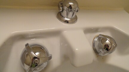 bathroom - 1450 E 55th Pl