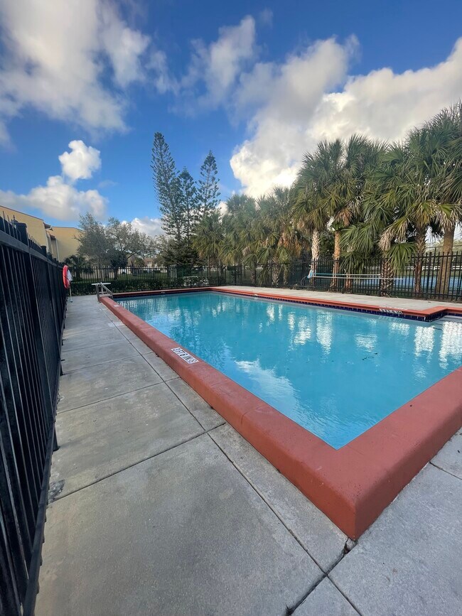 Building Photo - 2073 Coral Ridge Dr