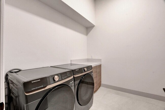 Building Photo - MacDonald Highlands Single Story Beauty Wi...