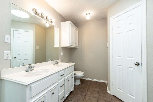Building Photo - 3 bedroom 3 Bath House plus office