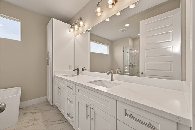 Building Photo - 1504 Hussion St