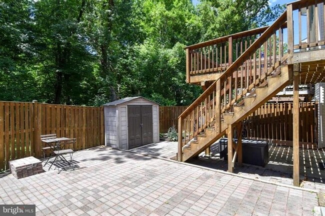 Building Photo - Set within the sought after community of Runnymeade, this beautifully maintained townhome offers ...