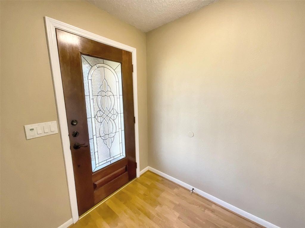 Building Photo - 18083 Holly Forest Dr