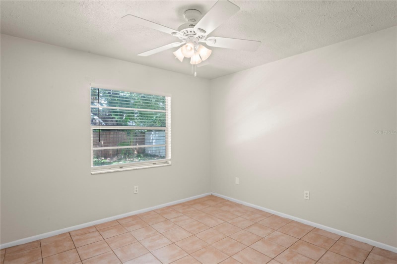 Building Photo - 4932 Hi Vista Cir