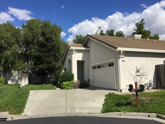 Building Photo - 3 bed 2 bath in Green Valley!