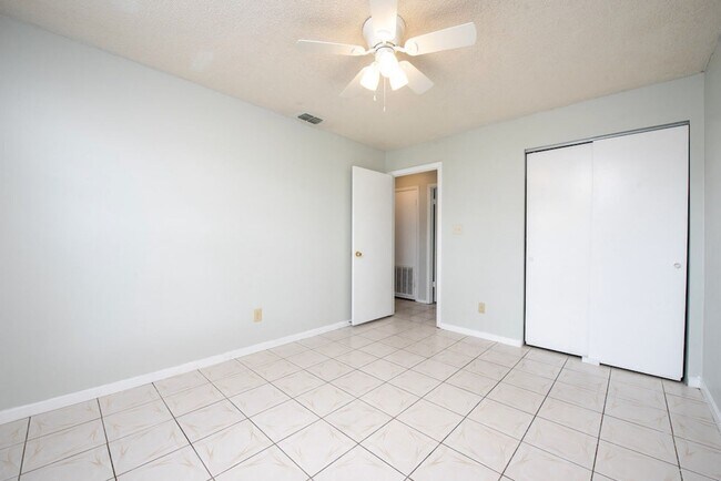 Building Photo - Cute 4/2 House In Buenaventura Lakes for Rent
