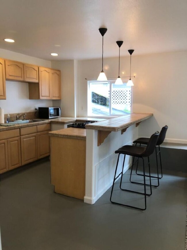 Building Photo - FURNISHED. Lovely 1 bedroom 1 Bath Unit in...