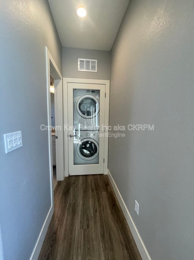 Building Photo - 1024 S Prosperity St