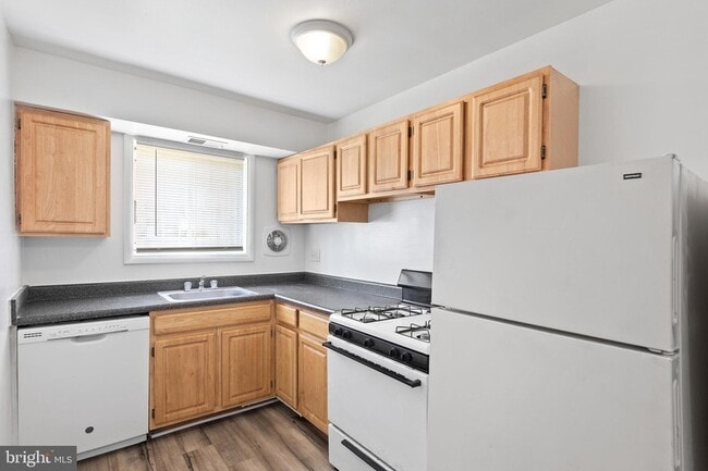 Building Photo - 1822 Maryland Ave NE