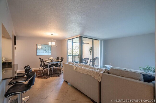 Building Photo - 500 Egret Cir