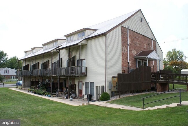 Building Photo - 1121 Stanley Ave