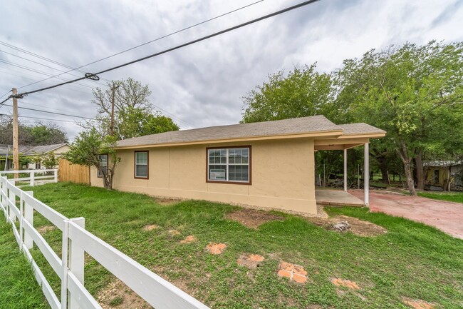 Building Photo - FOR LEASE 2/1  CORNER HOME