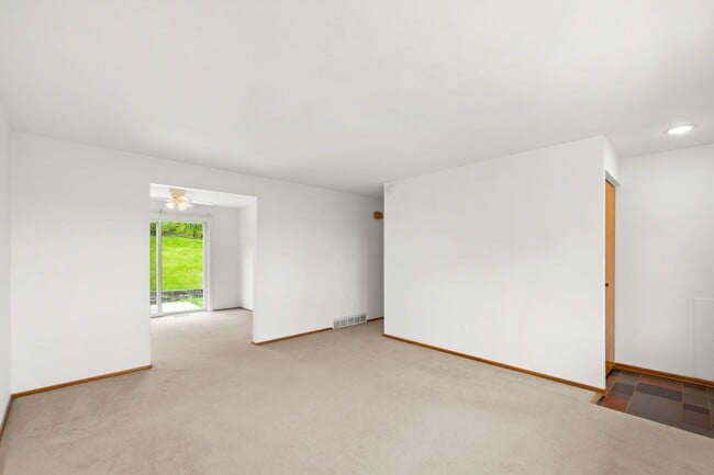 Building Photo - AVAILABLE OCT 1ST!! GORGEOUS 2 BEDROOM IN ...