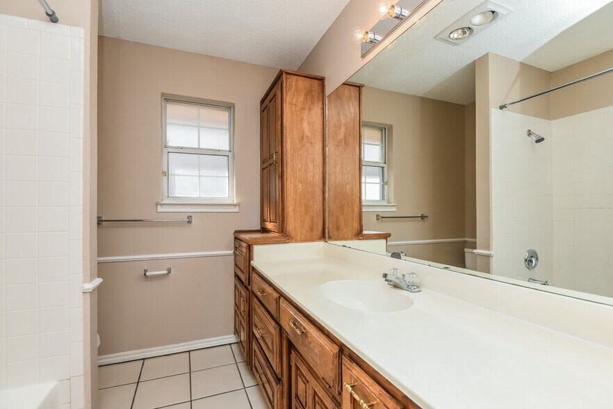 Building Photo - 121 Downwood Dr