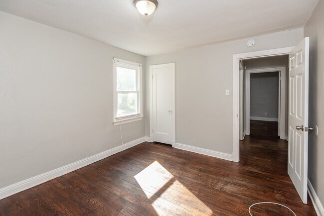 Building Photo - 320 Henquin Dr