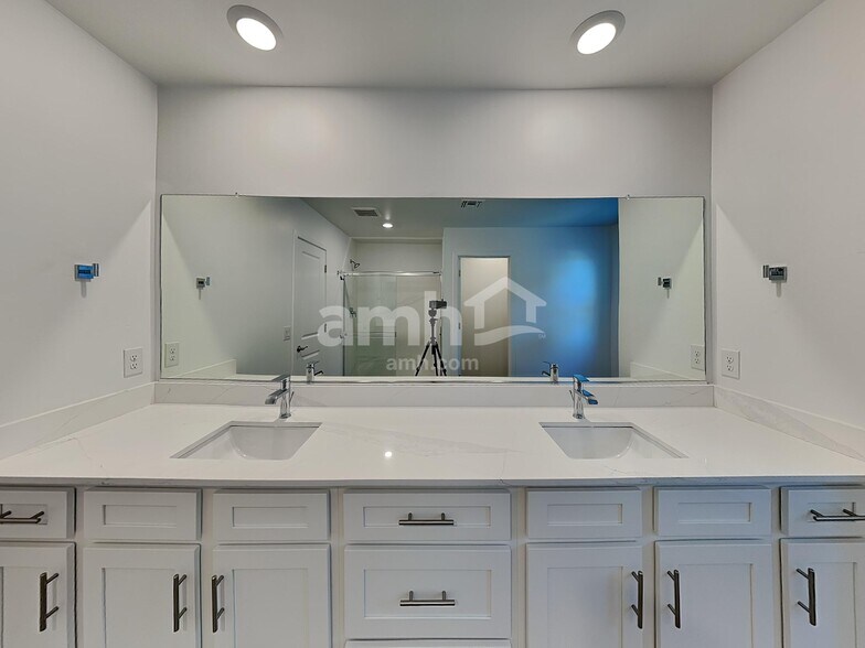 Building Photo - 6192 W Calle Lingo