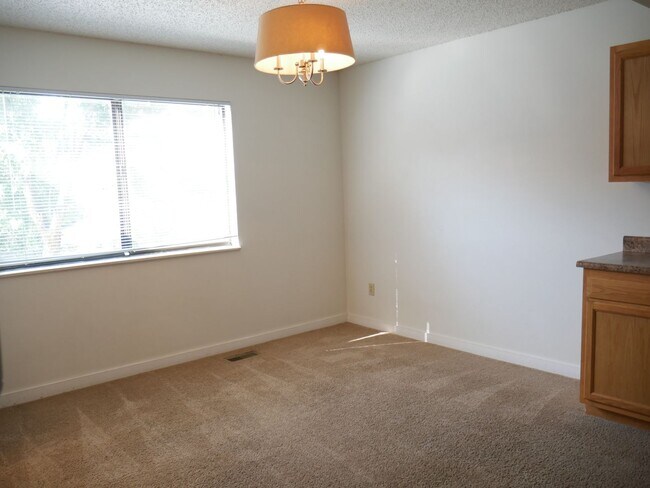 Building Photo - 4 bed/2.5 bath home