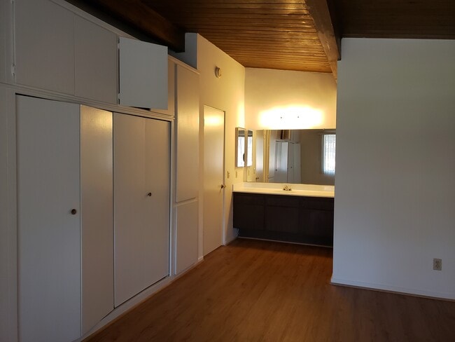 Building Photo - 250 S El Molino Ave